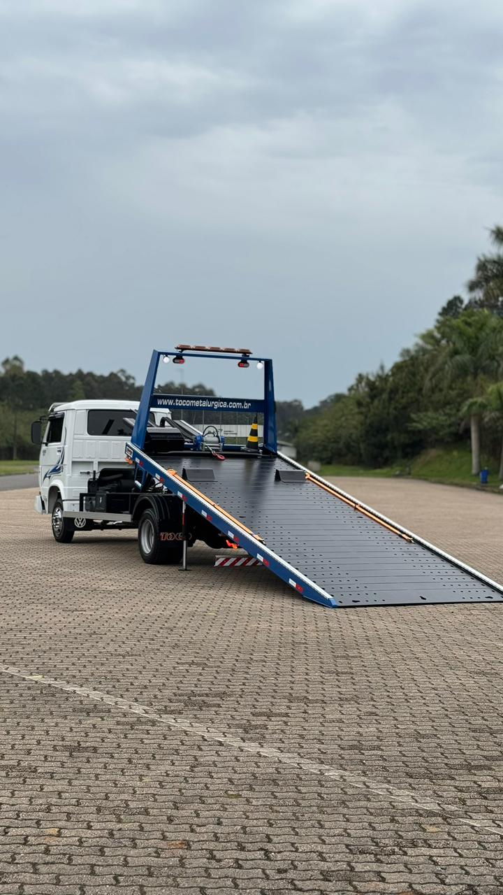 <p>Equipamento utilizado para transportar veículos de pequeno e grande porte.</p>

<p>O tamanho varia de 4,5m à 9m sendo da cor de preferência do cliente.</p>
